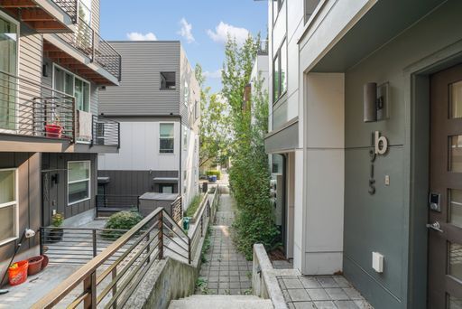 Building Photo - Modern Beacon Hill Townhouse Available for Rent!