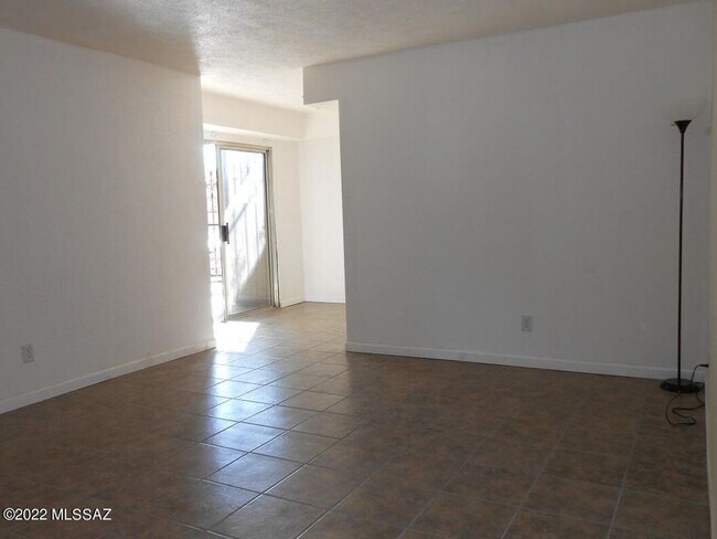 Building Photo - 1620 N Wilmot Rd