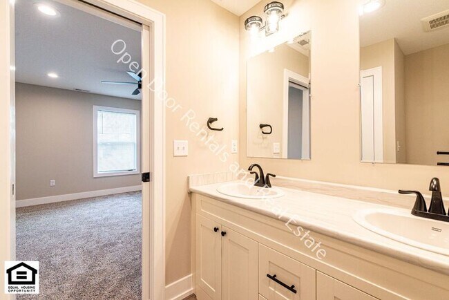 Building Photo - 10545 Old Leo Rd