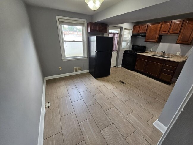Building Photo - Recently Updated 3 Bedroom/ 1.5 Bathroom T...