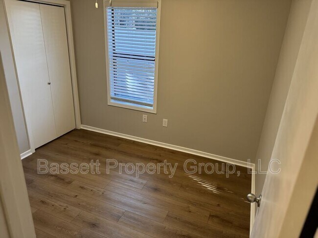 Building Photo - 1739 River Front Dr