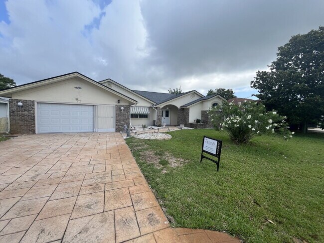 Building Photo - Spacious Pool Home in Desirable Palm Harbor – Pool Care Included