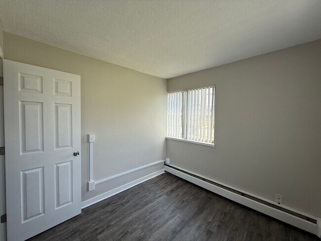Building Photo - 3 Bed 1.5 Bath Townhome  in Wyoming
