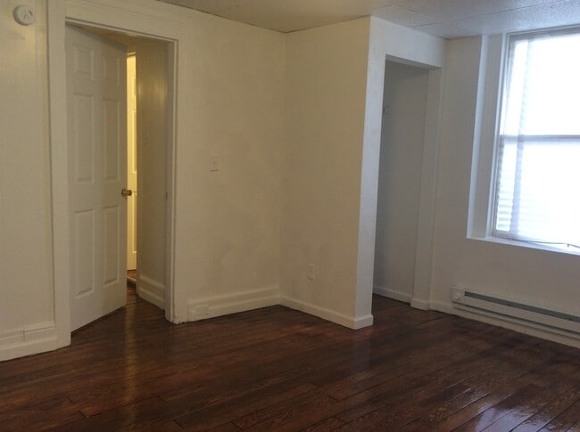 Building Photo - 3 Bedroom 1.5 Bath 1st Floor Apartment-York City SD