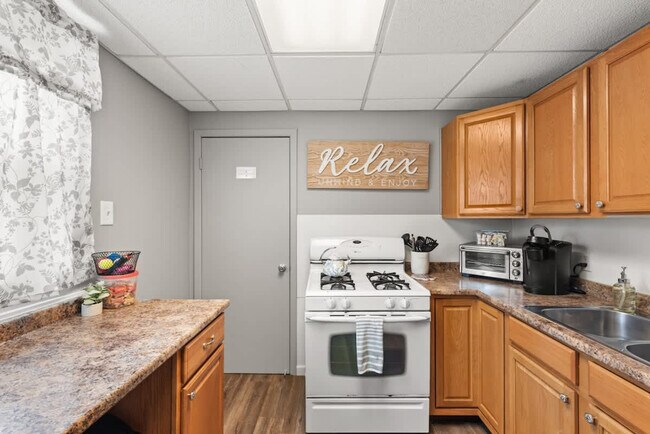 Building Photo - 3175 Rocky River Dr