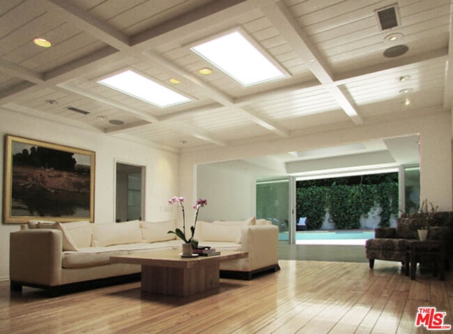 Building Photo - 4031 Hollyline Ave