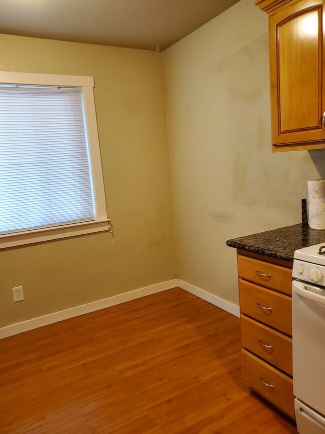 Building Photo - Charming 3 bed / 1 bath Apartment by Downtown