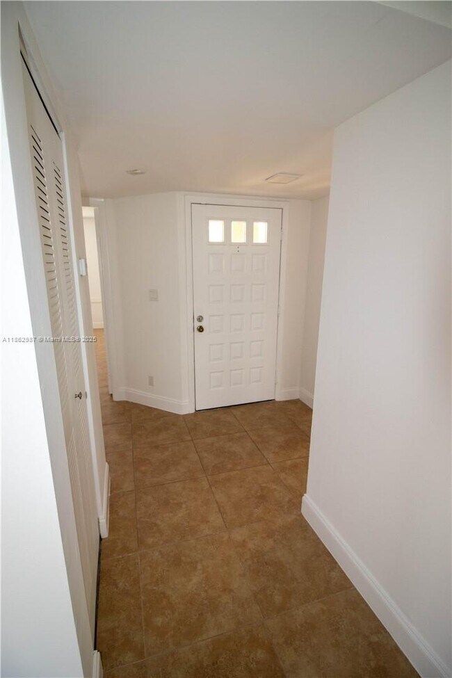 Building Photo - 917 Coral Club Dr