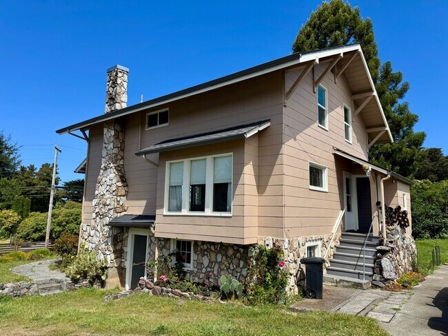 Building Photo - Charming Craftsman in Bandon Heights | 3 Bed / 2 Bath | Ocean & River Views