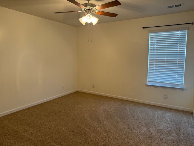 Building Photo - Beautiful 4 bedroom 2.5 bath home located in the Cliffs subdivision!