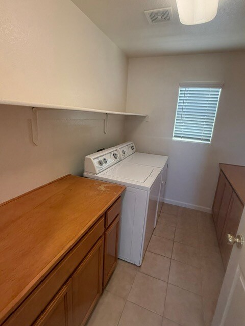Building Photo - Gorgeous 3 Bedroom 2.5 Bathroom Plus Loft