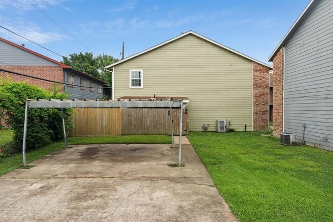 Building Photo - 12321 Ormandy St