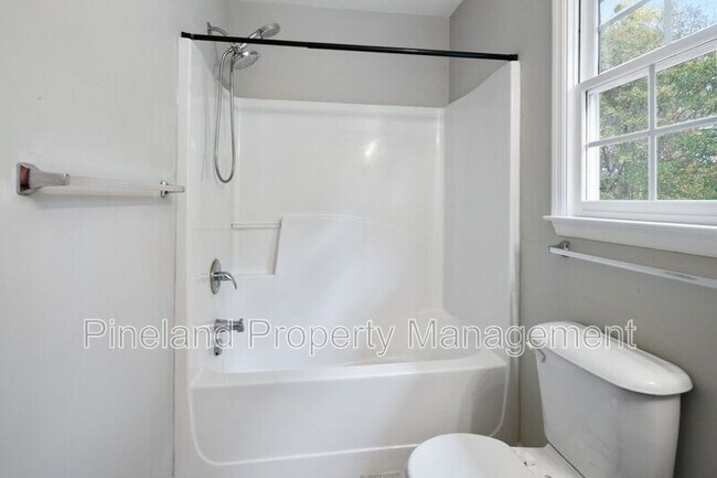 Building Photo - 320 Roundtree Dr