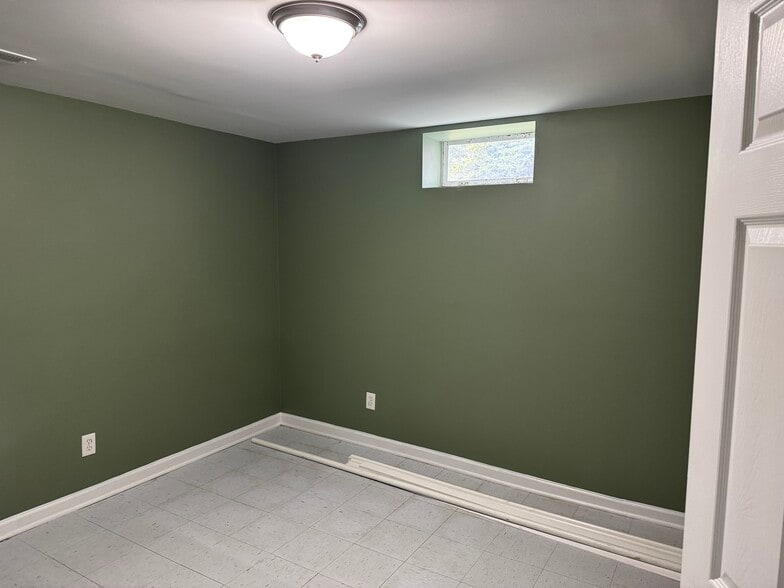 Building Photo - 3333 Pickwick Ln