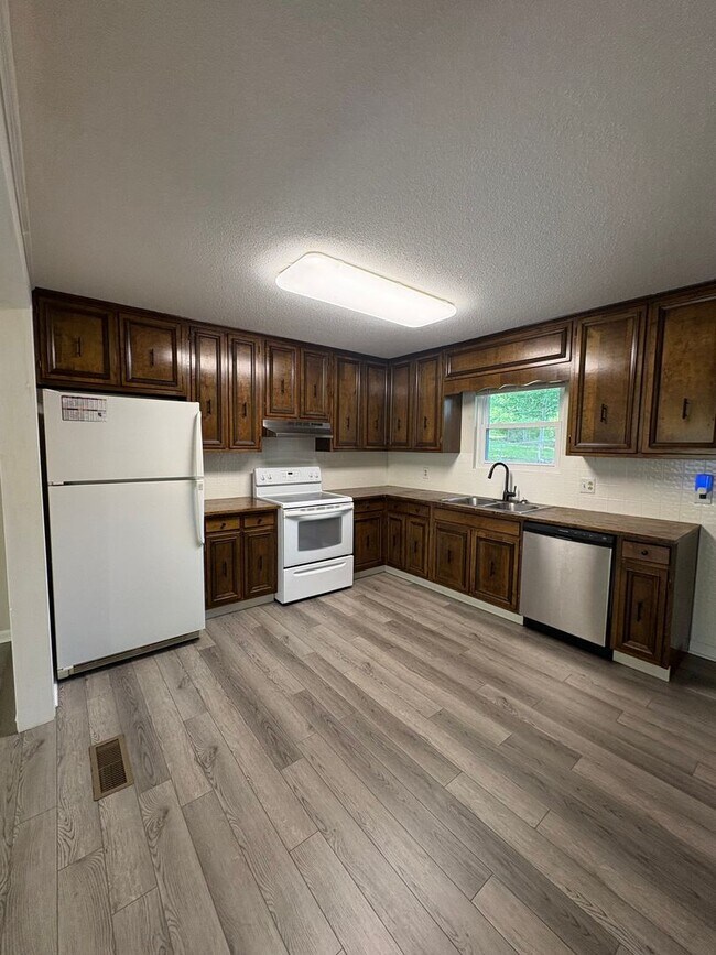 Building Photo - 3 Bedroom 2 Bath House