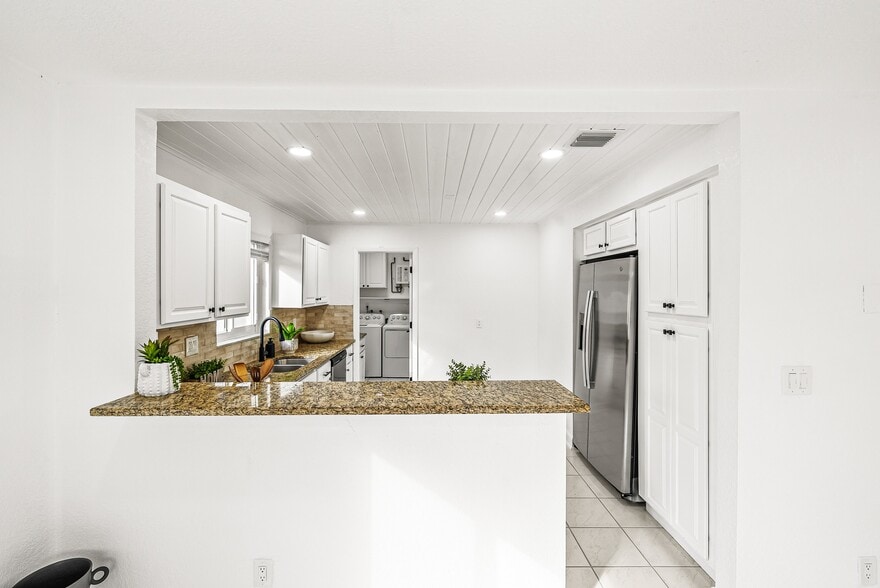 Kitchen - 17 Fayette Dr