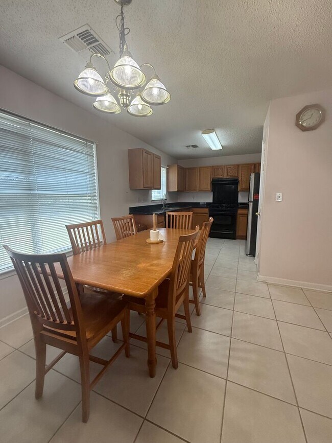 Building Photo - Two Bedroom Cutie