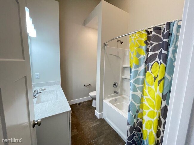 Building Photo - 3 br, 2.5 bath Townhome - 13174 Lincoln Rd