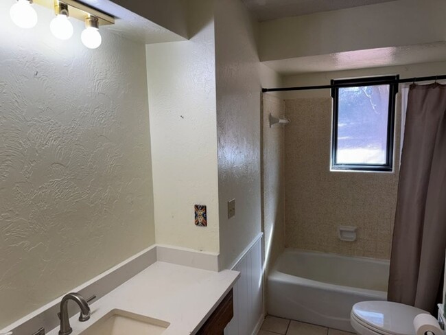 Building Photo - 3 bedroom 2 bath with updated kitchen and ...