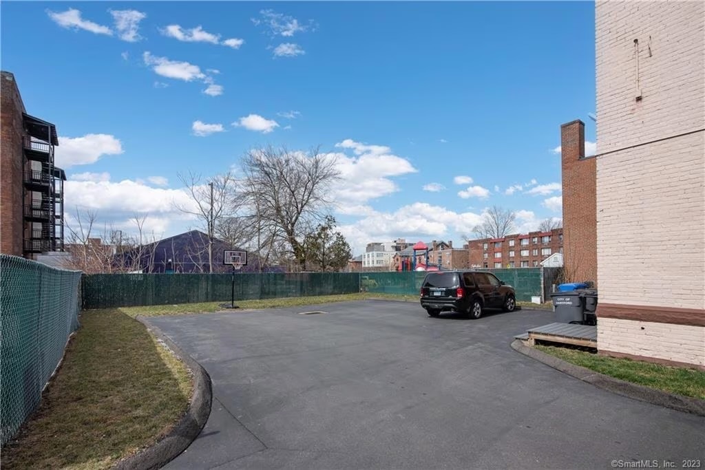 Building Photo - 117 Sigourney St