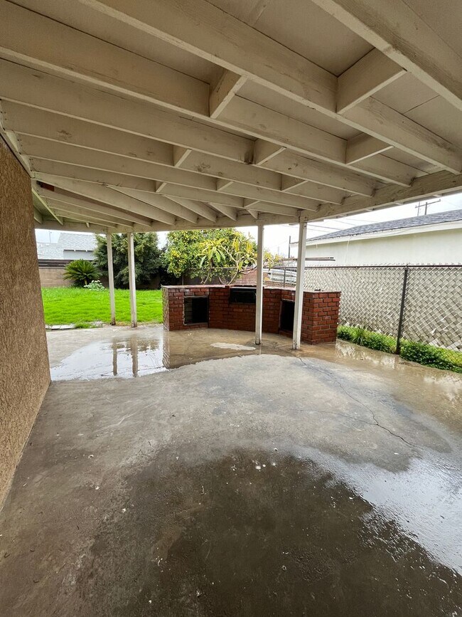 Building Photo - Lovely 3 Bedroom 1 Bath House with Garage