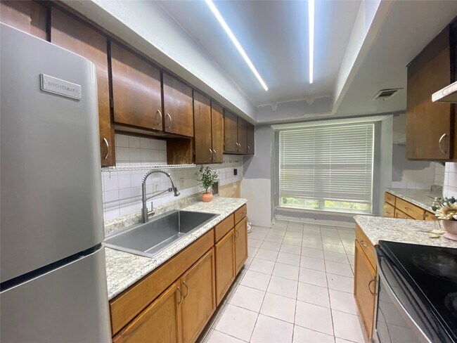 Building Photo - 7913 Grove Ridge Dr