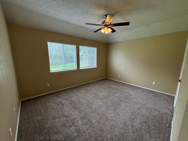 Building Photo - 5006 Glenoak Dr