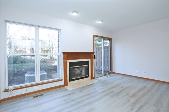 Building Photo - 724 Shady Oaks Ct
