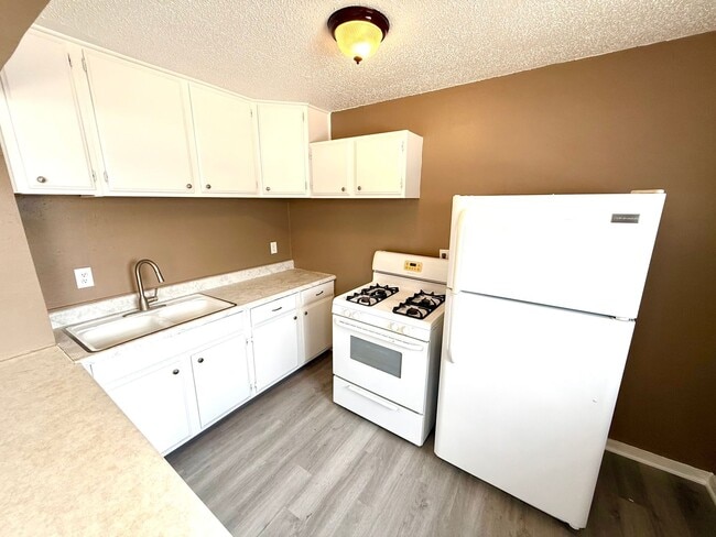 Building Photo - AVAILABLE NOW! 2 Bedroom / 1 Bath Duplex Near Brooks City Base!