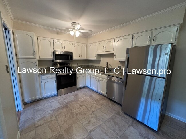 Building Photo - Two Bedroom Condo w/ Updated Kitchen in Hu...