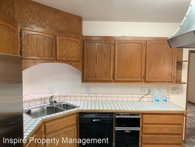 Building Photo - 3 br, 2.5 bath House - 7696 Elwood Street