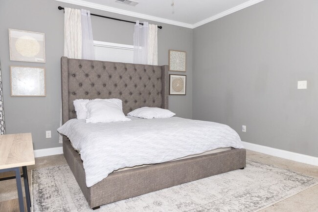 Building Photo - Spacious 4/3.5 w/ Master on Main and Fully...
