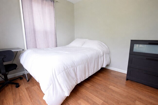 Building Photo - 605 S Aurora St