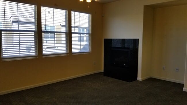 Building Photo - Adorable 2 bedroom 2 bathroom townhouse in...