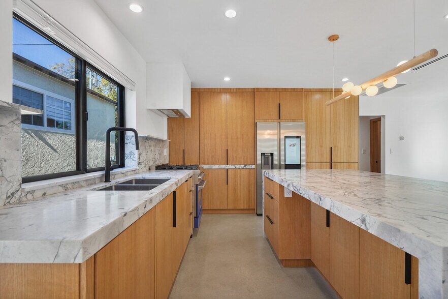 Building Photo - 6004 Lindley Ave