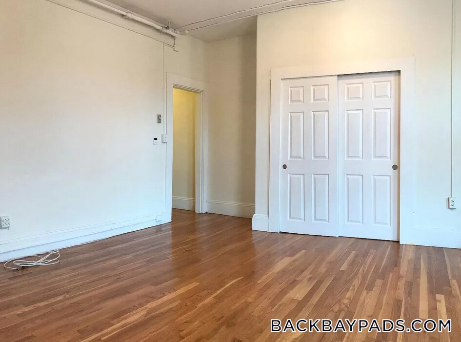 Building Photo - 913 Boylston St