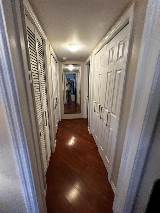 Building Photo - 904 NE 20th Ave