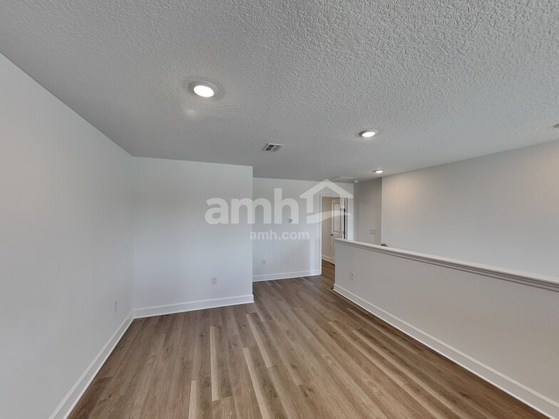 Building Photo - 3316 Muscatine Ave