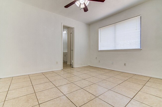 Building Photo - 1202 Westcott Dr