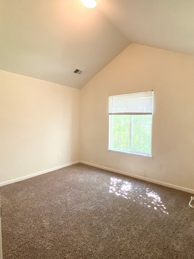 Building Photo - Gorgeous 2 Bedroom/2 Bathroom Condo with NEW FLOORING at Centerra!  Great Location for Commuters!