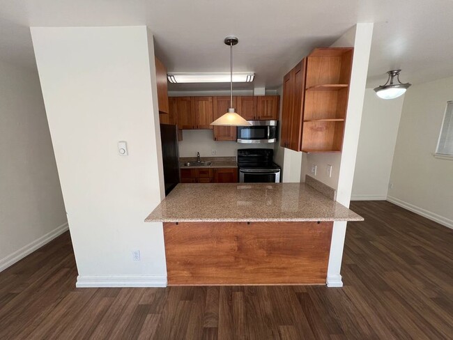 Building Photo - Spacious 2 bedroom 1 bath with large priva...