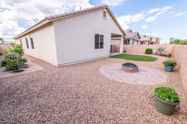 Building Photo - Gorgeous 4 Bedroom 2 Bathroom Home! Centra...