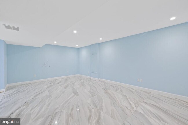 Building Photo - 2913 Collins Ave