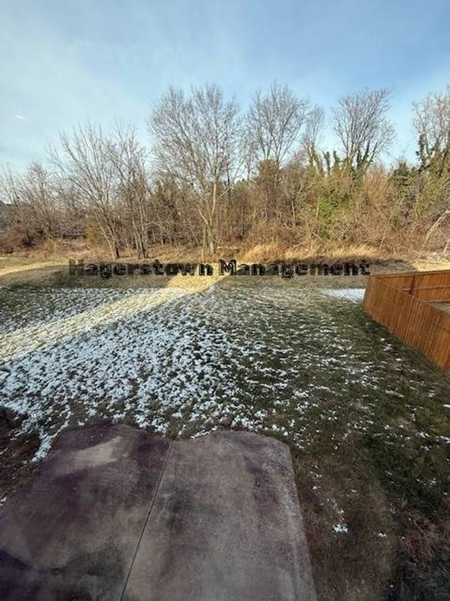 Building Photo - Halfway Townhouse - close to shopping and dining