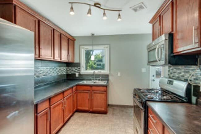 Building Photo - Large 5 Bed | 2 Bath House W/ Fenced Yard ...