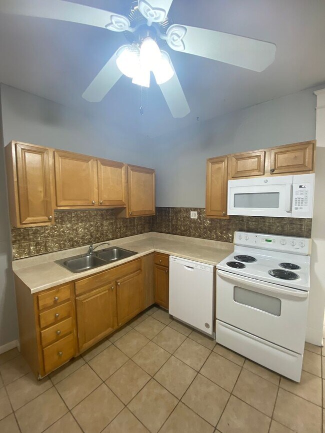 Building Photo - Two Bed/1Bath House