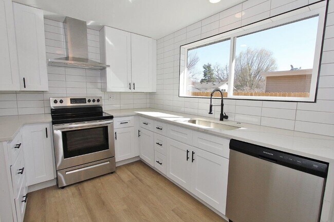 Building Photo - Charming Single-Level Home