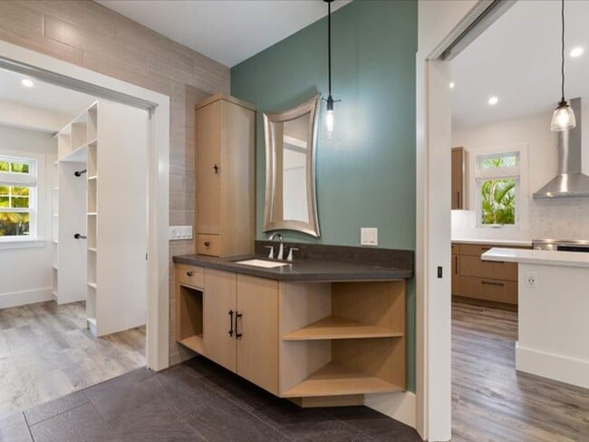 Building Photo - W/D, AC, Modern Design, Recently Built, Si...