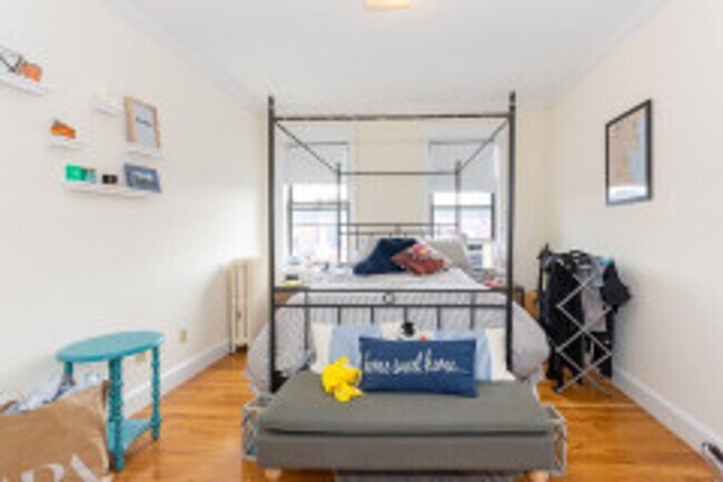 Building Photo - 4 bed 2 bath - Allston - 9/1   (No Broker Fee)