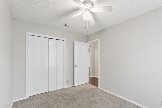 Building Photo - 6002 Parkwood Dr